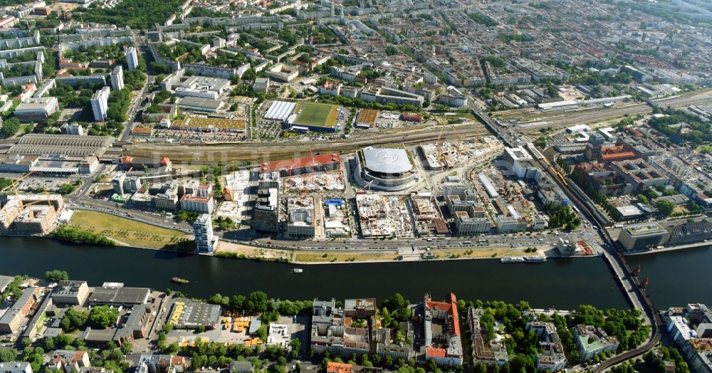 Luftaufnahme Berlin - Baustellen auf dem Anschutz Areal an der Mercedes-Benz-Arena am Ufer des Flussverlaufes der Spree im Ortsteil Friedrichshain in Berlin