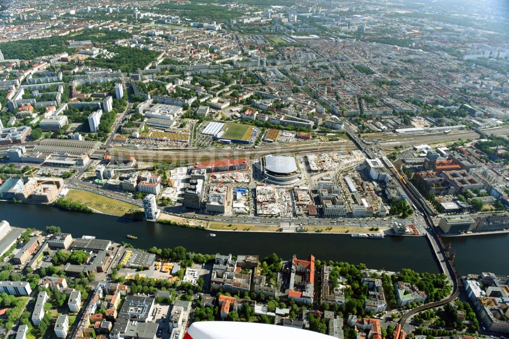 Berlin von oben - Baustellen auf dem Anschutz Areal an der Mercedes-Benz-Arena am Ufer des Flussverlaufes der Spree im Ortsteil Friedrichshain in Berlin