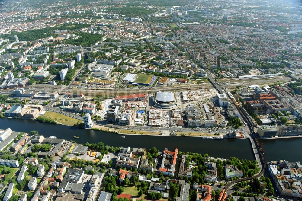 Luftbild Berlin - Baustellen auf dem Anschutz Areal an der Mercedes-Benz-Arena am Ufer des Flussverlaufes der Spree im Ortsteil Friedrichshain in Berlin