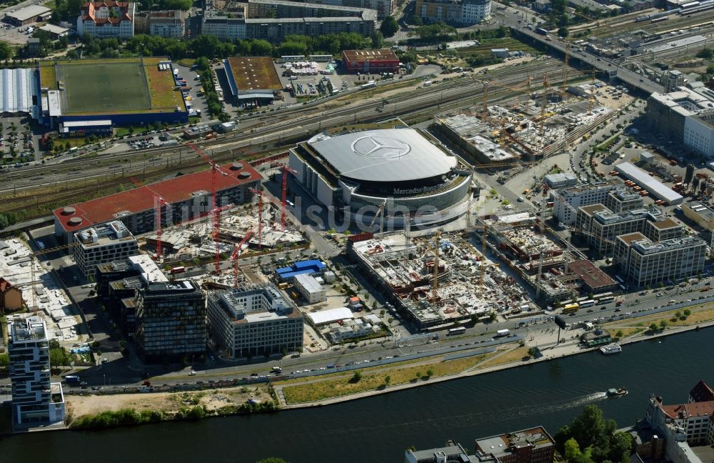 Luftaufnahme Berlin - Baustellen auf dem Anschutz Areal an der Mercedes-Benz-Arena am Ufer des Flussverlaufes der Spree im Ortsteil Friedrichshain in Berlin