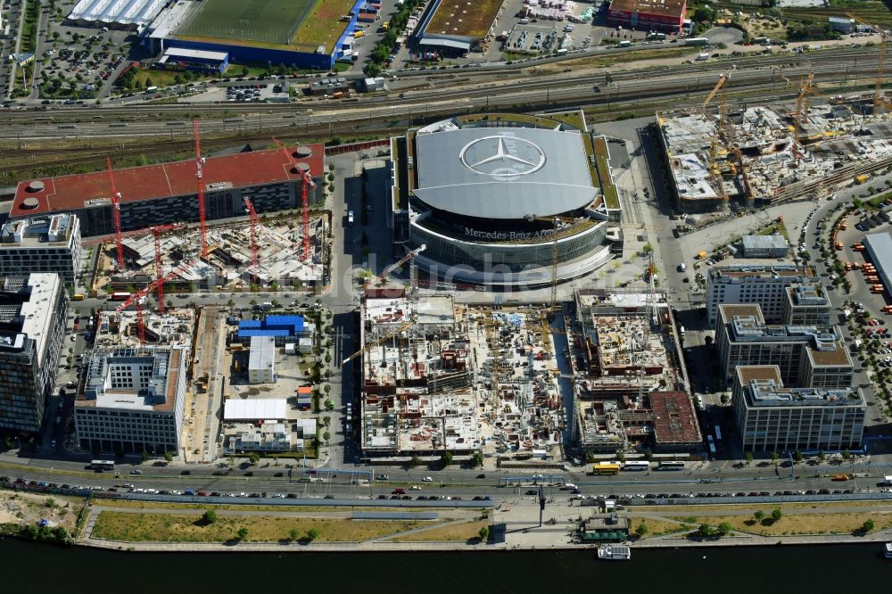 Berlin von oben - Baustellen auf dem Anschutz Areal an der Mercedes-Benz-Arena am Ufer des Flussverlaufes der Spree im Ortsteil Friedrichshain in Berlin