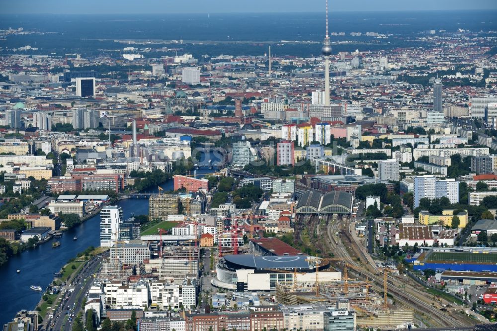 Berlin von oben - Baustellen auf dem Anschutz Areal an der Mercedes-Benz-Arena am Ufer des Flussverlaufes der Spree im Ortsteil Friedrichshain in Berlin