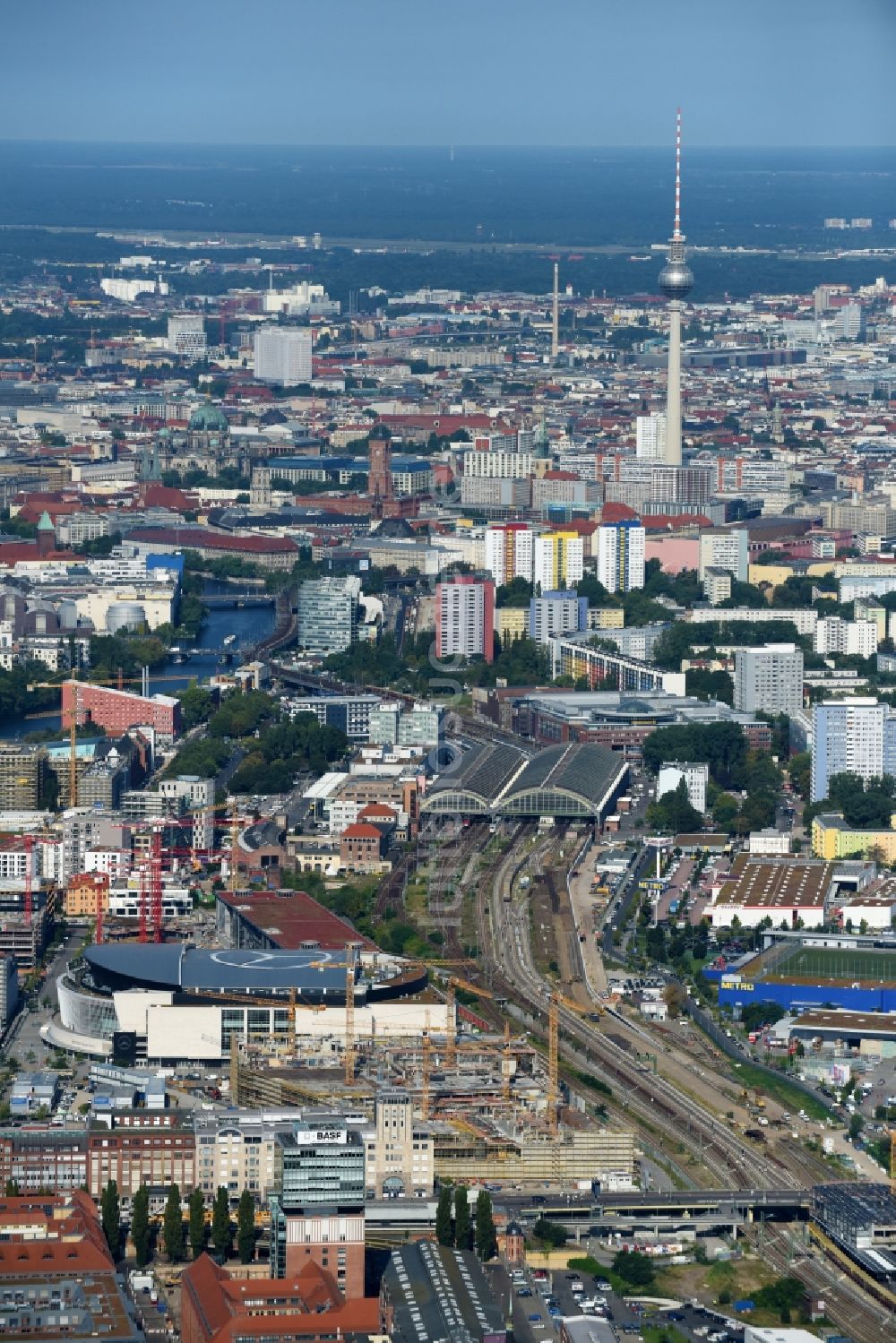 Luftbild Berlin - Baustellen auf dem Anschutz Areal an der Mercedes-Benz-Arena am Ufer des Flussverlaufes der Spree im Ortsteil Friedrichshain in Berlin