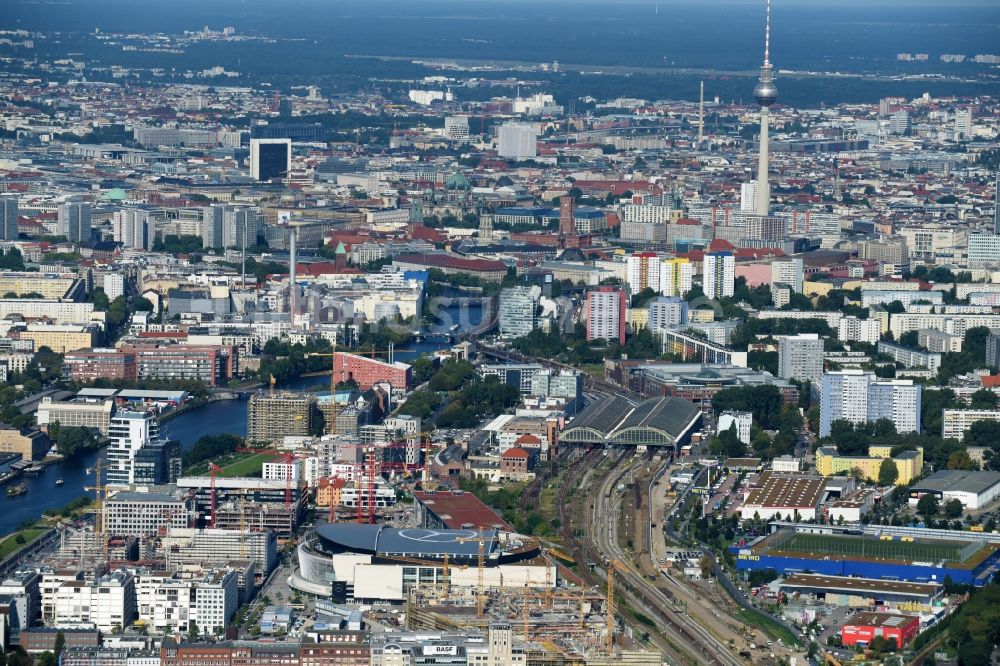 Luftaufnahme Berlin - Baustellen auf dem Anschutz Areal an der Mercedes-Benz-Arena am Ufer des Flussverlaufes der Spree im Ortsteil Friedrichshain in Berlin