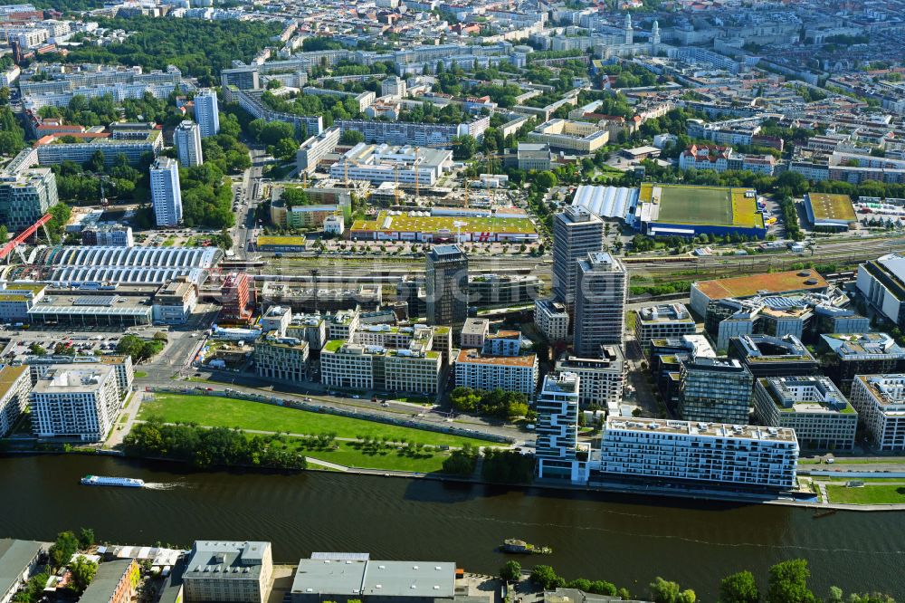 Luftaufnahme Berlin - Baustellen auf dem Anschutz Areal an der Uber Arena am Ufer des Flussverlaufes der Spree im Ortsteil Friedrichshain in Berlin