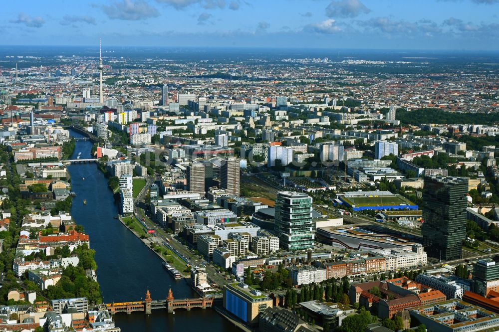 Berlin aus der Vogelperspektive: Baustellen auf dem Anschutz Areal an der Uber Arena am Ufer des Flussverlaufes der Spree im Ortsteil Friedrichshain in Berlin