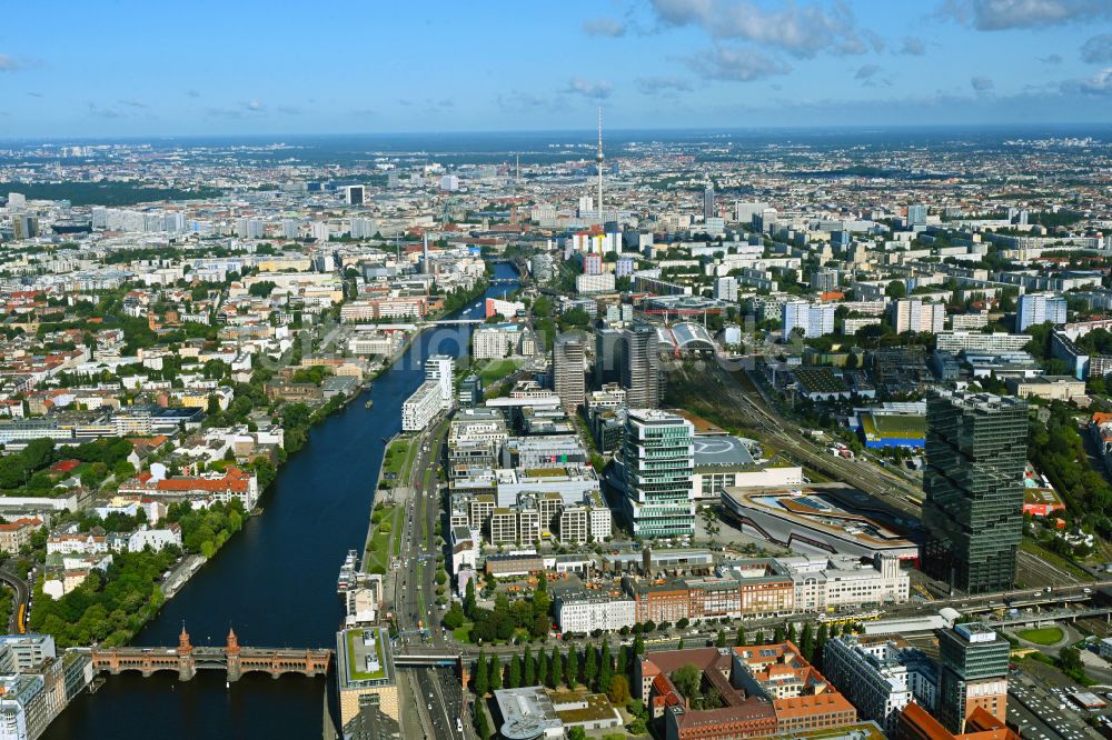 Luftbild Berlin - Baustellen auf dem Anschutz Areal an der Uber Arena am Ufer des Flussverlaufes der Spree im Ortsteil Friedrichshain in Berlin