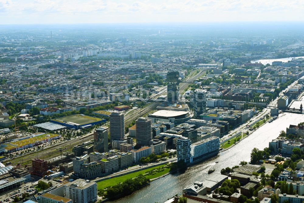 Luftbild Berlin - Baustellen auf dem Anschutz Areal an der Uber Arena am Ufer des Flussverlaufes der Spree im Ortsteil Friedrichshain in Berlin