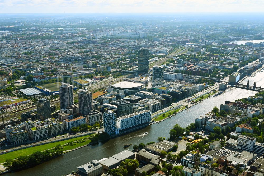 Luftaufnahme Berlin - Baustellen auf dem Anschutz Areal an der Uber Arena am Ufer des Flussverlaufes der Spree im Ortsteil Friedrichshain in Berlin