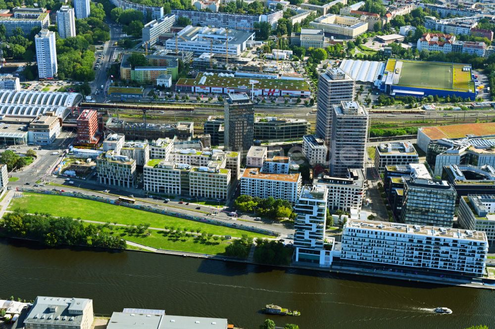 Berlin von oben - Baustellen auf dem Anschutz Areal an der Uber Arena am Ufer des Flussverlaufes der Spree im Ortsteil Friedrichshain in Berlin