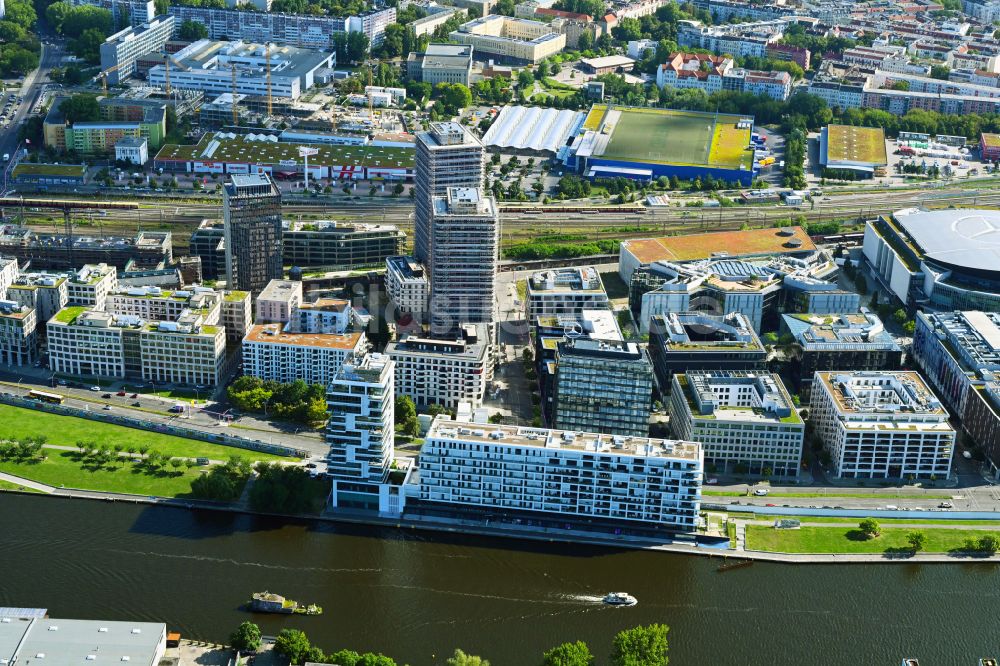 Berlin aus der Vogelperspektive: Baustellen auf dem Anschutz Areal an der Uber Arena am Ufer des Flussverlaufes der Spree im Ortsteil Friedrichshain in Berlin