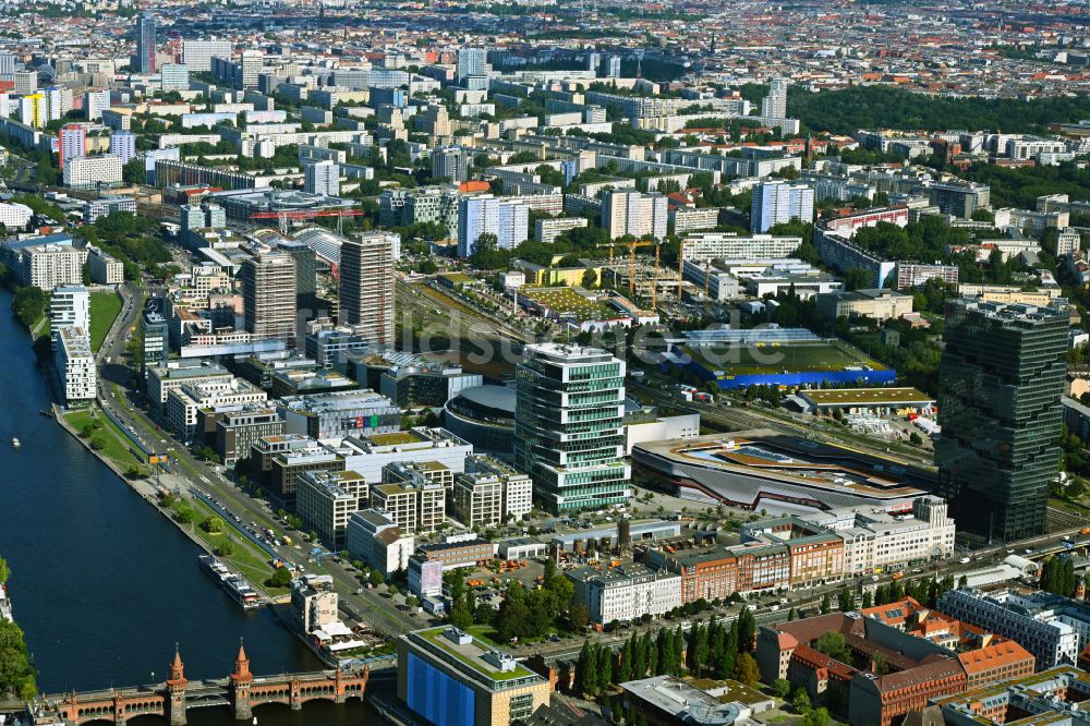 Berlin von oben - Baustellen auf dem Anschutz Areal an der Uber Arena am Ufer des Flussverlaufes der Spree im Ortsteil Friedrichshain in Berlin