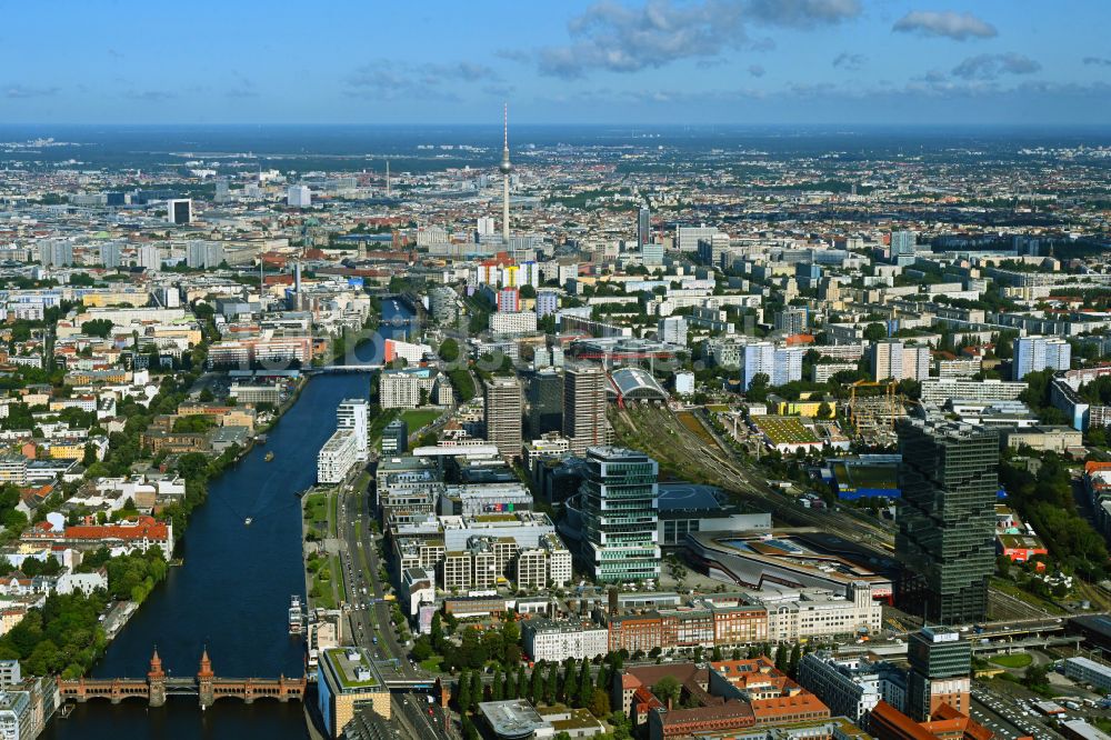 Berlin aus der Vogelperspektive: Baustellen auf dem Anschutz Areal an der Uber Arena am Ufer des Flussverlaufes der Spree im Ortsteil Friedrichshain in Berlin