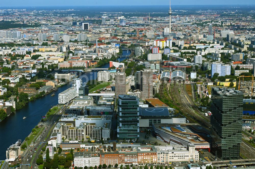 Luftbild Berlin - Baustellen auf dem Anschutz Areal an der Uber Arena am Ufer des Flussverlaufes der Spree im Ortsteil Friedrichshain in Berlin