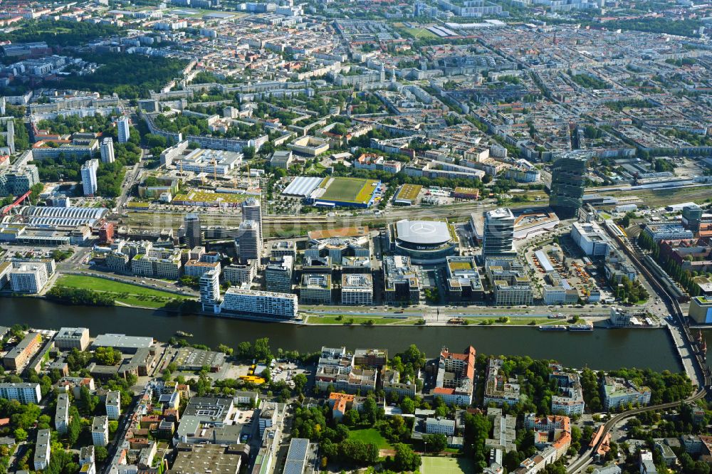 Berlin von oben - Baustellen auf dem Anschutz Areal an der Uber Arena am Ufer des Flussverlaufes der Spree im Ortsteil Friedrichshain in Berlin