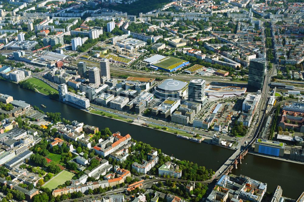 Berlin aus der Vogelperspektive: Baustellen auf dem Anschutz Areal an der Uber Arena am Ufer des Flussverlaufes der Spree im Ortsteil Friedrichshain in Berlin