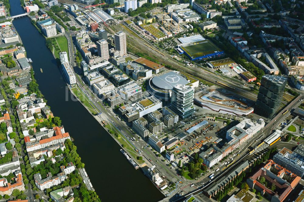 Luftbild Berlin - Baustellen auf dem Anschutz Areal an der Uber Arena am Ufer des Flussverlaufes der Spree im Ortsteil Friedrichshain in Berlin