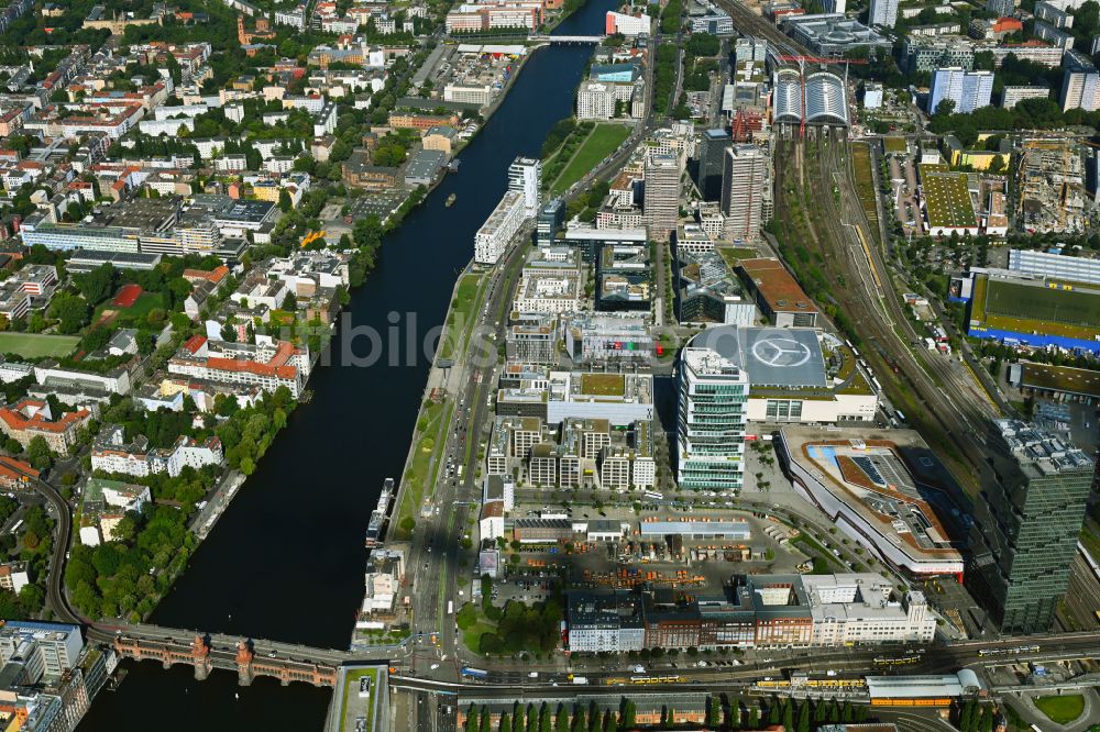 Luftaufnahme Berlin - Baustellen auf dem Anschutz Areal an der Uber Arena am Ufer des Flussverlaufes der Spree im Ortsteil Friedrichshain in Berlin