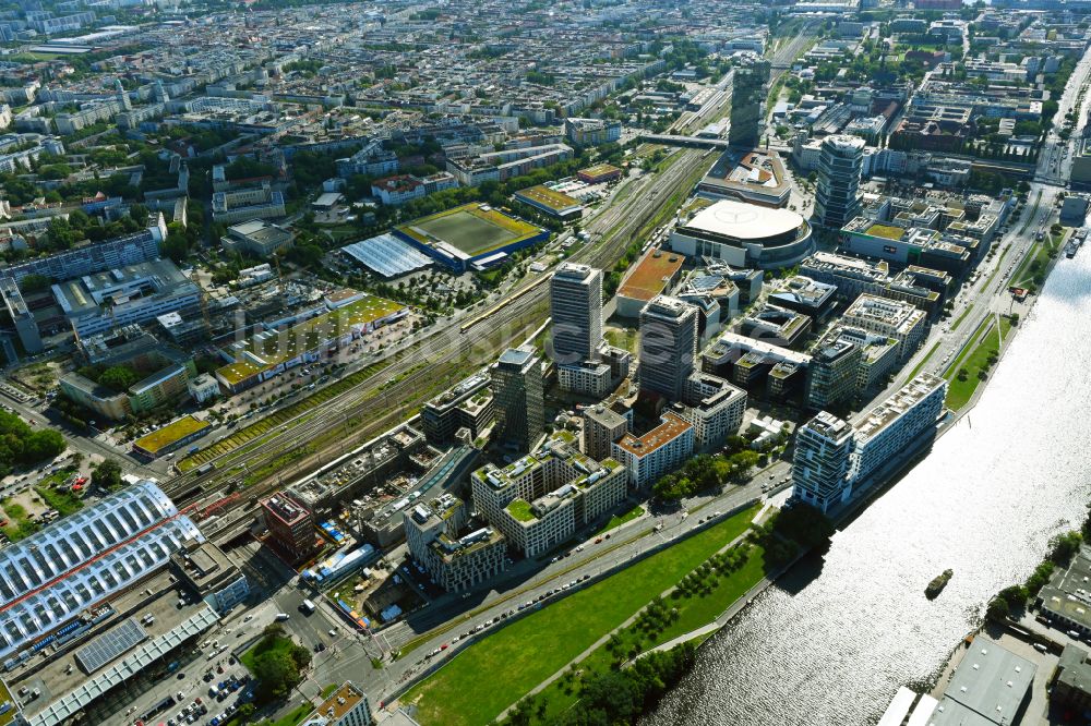 Berlin von oben - Baustellen auf dem Anschutz Areal an der Uber Arena am Ufer des Flussverlaufes der Spree im Ortsteil Friedrichshain in Berlin