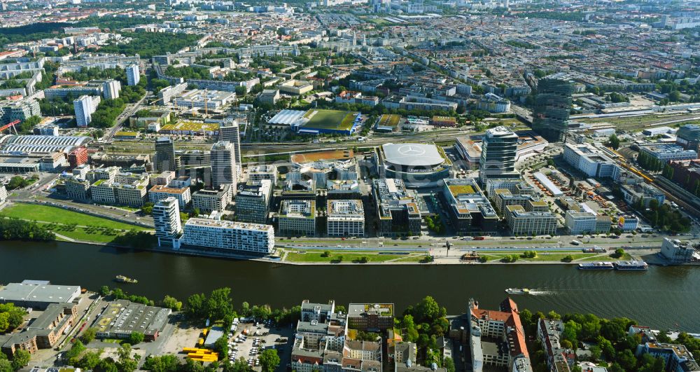 Berlin aus der Vogelperspektive: Baustellen auf dem Anschutz Areal an der Uber Arena am Ufer des Flussverlaufes der Spree im Ortsteil Friedrichshain in Berlin