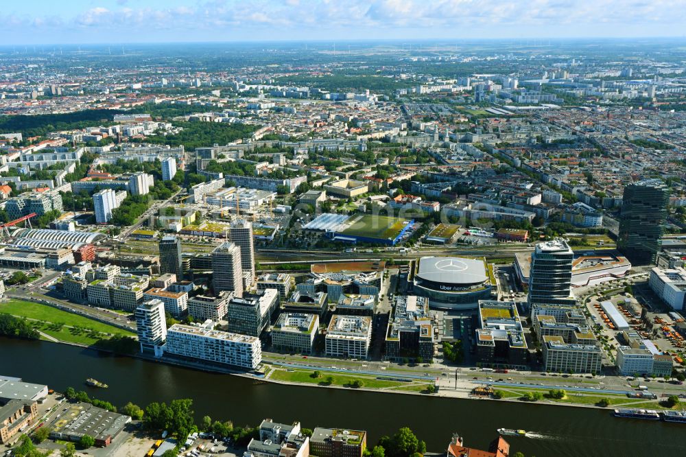 Luftbild Berlin - Baustellen auf dem Anschutz Areal an der Uber Arena am Ufer des Flussverlaufes der Spree im Ortsteil Friedrichshain in Berlin