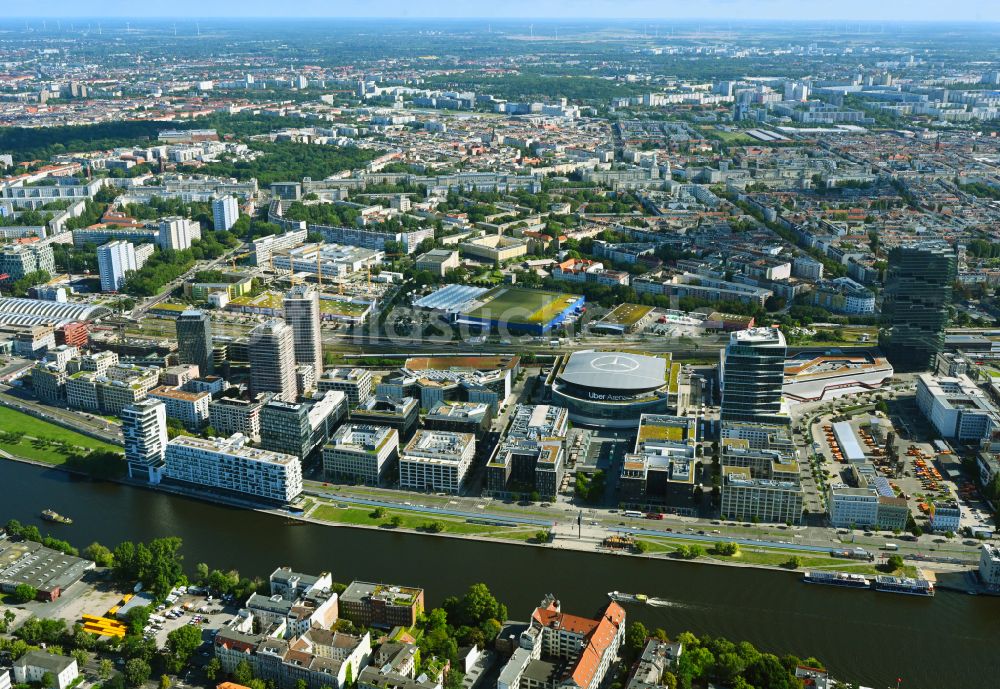 Luftaufnahme Berlin - Baustellen auf dem Anschutz Areal an der Uber Arena am Ufer des Flussverlaufes der Spree im Ortsteil Friedrichshain in Berlin