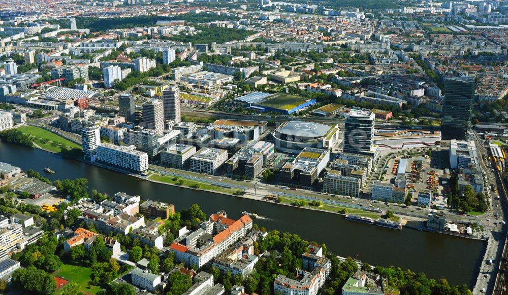 Berlin von oben - Baustellen auf dem Anschutz Areal an der Uber Arena am Ufer des Flussverlaufes der Spree im Ortsteil Friedrichshain in Berlin