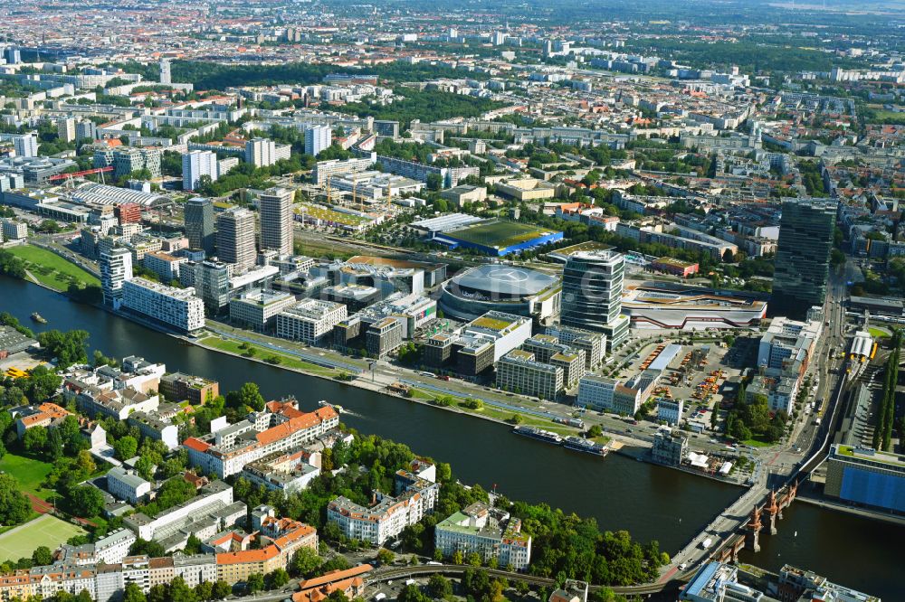 Berlin aus der Vogelperspektive: Baustellen auf dem Anschutz Areal an der Uber Arena am Ufer des Flussverlaufes der Spree im Ortsteil Friedrichshain in Berlin