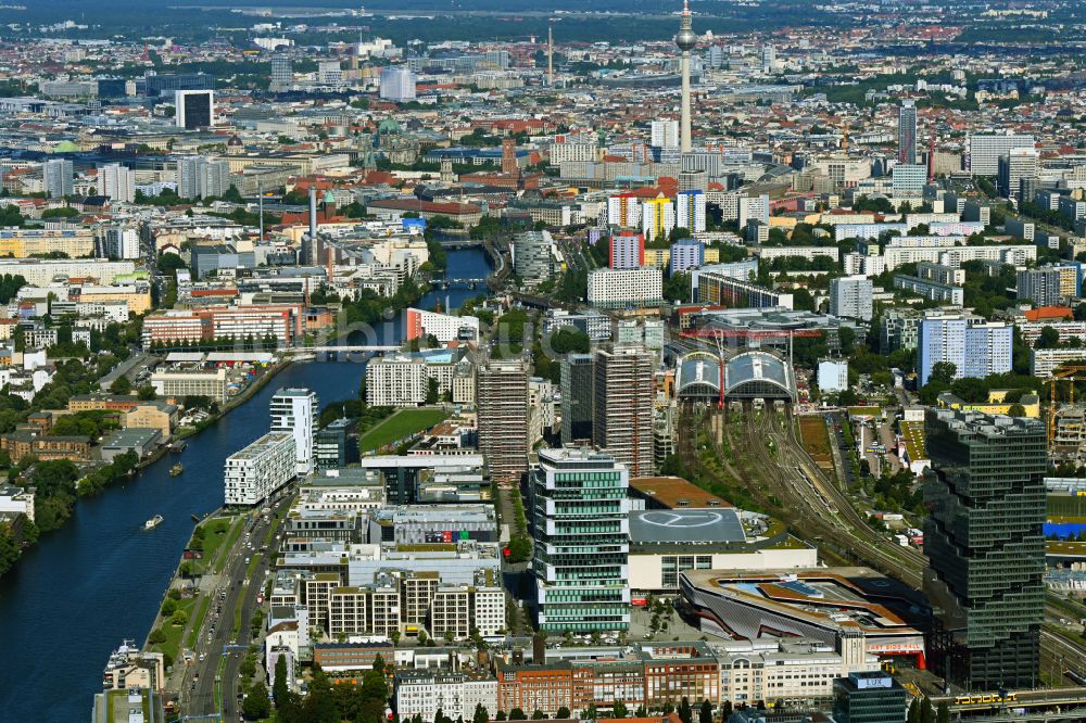 Luftbild Berlin - Baustellen auf dem Anschutz Areal an der Uber Arena am Ufer des Flussverlaufes der Spree im Ortsteil Friedrichshain in Berlin