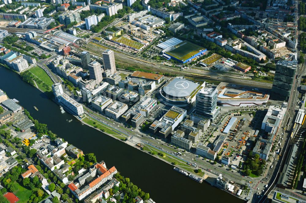 Luftaufnahme Berlin - Baustellen auf dem Anschutz Areal an der Uber Arena am Ufer des Flussverlaufes der Spree im Ortsteil Friedrichshain in Berlin