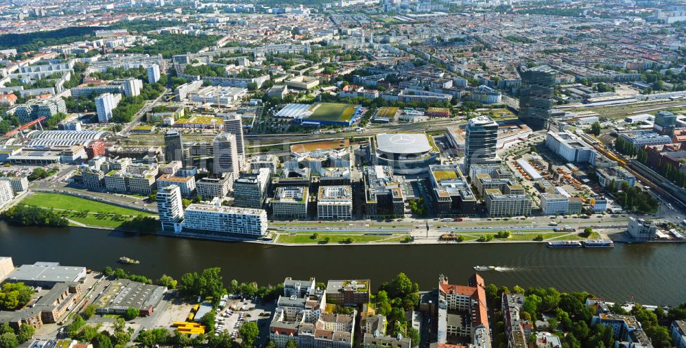 Berlin aus der Vogelperspektive: Baustellen auf dem Anschutz Areal an der Uber Arena am Ufer des Flussverlaufes der Spree im Ortsteil Friedrichshain in Berlin