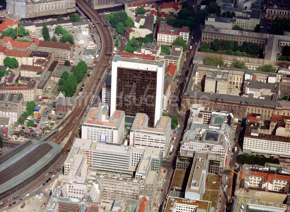 Berlin von oben - Baustellen am Bahnhof Friedrichstraße in Mitte. BERLIN 16.Mai 2002