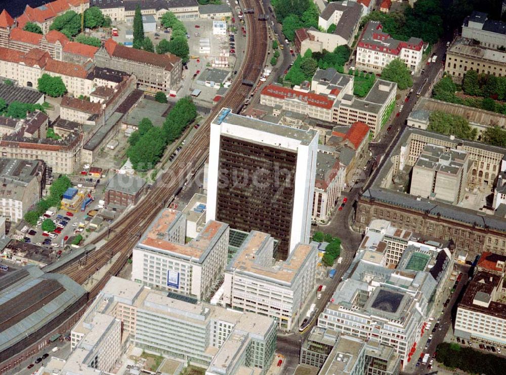 Berlin aus der Vogelperspektive: Baustellen am Bahnhof Friedrichstraße in Mitte. BERLIN 16.Mai 2002