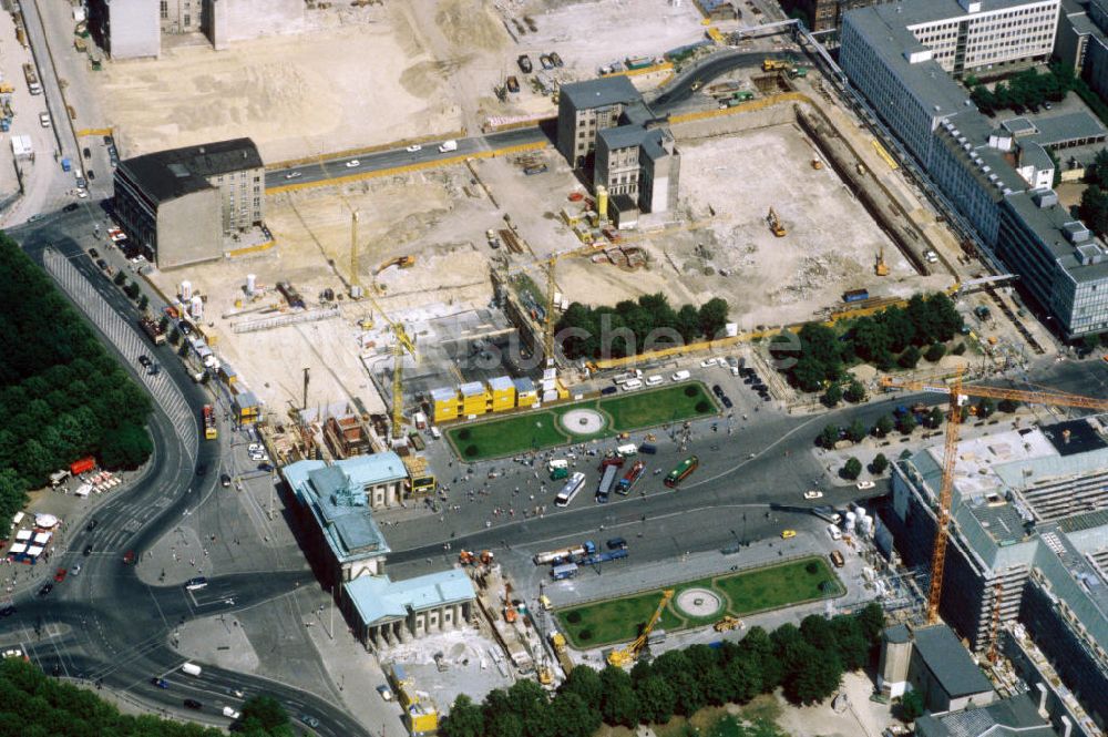 Luftbild Berlin - Baustellen beim Umbau des Areales am Wahrzeichen Brandenburger Tor am Pariser Platz in der Dorotheeenstadt in Berlin-Mitte