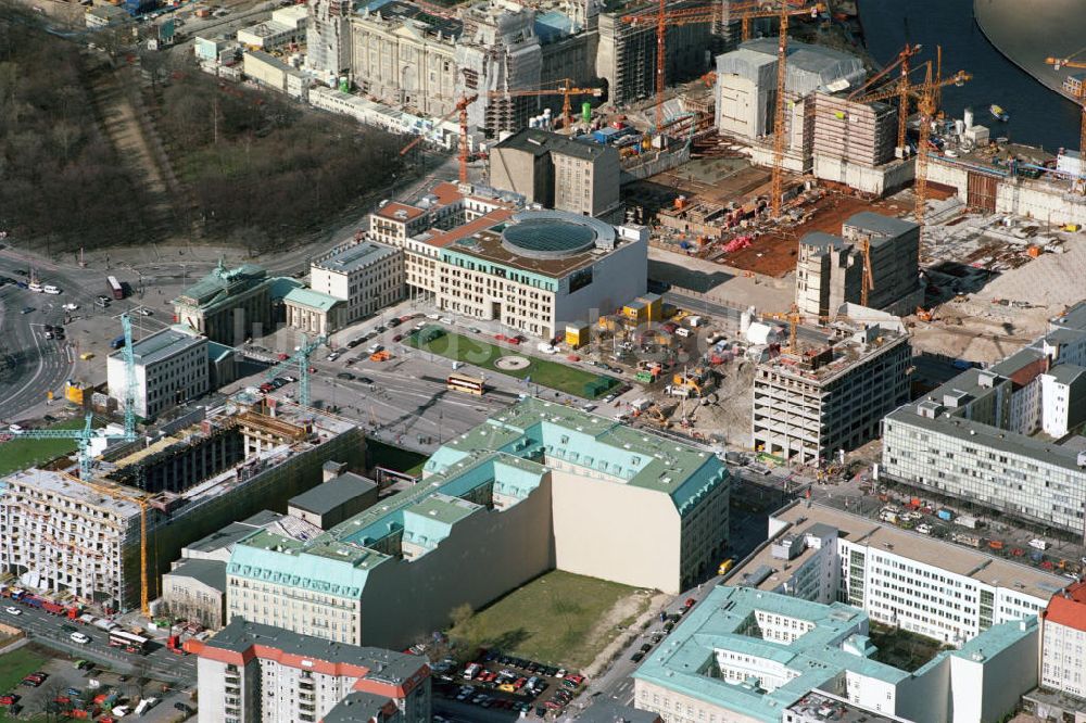 Luftbild Berlin - Baustellen beim Umbau des Areales am Wahrzeichen Brandenburger Tor am Pariser Platz in der Dorotheeenstadt in Berlin-Mitte