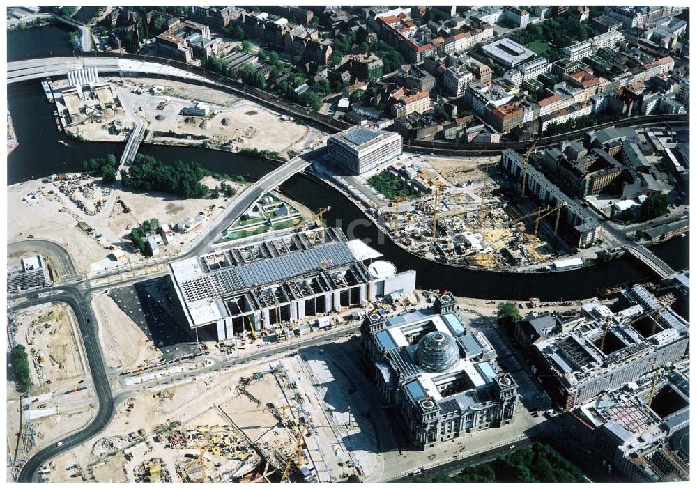 Berlin - Tiergarten von oben - Baustellen am Berliner Reichstag / Spreebogen.