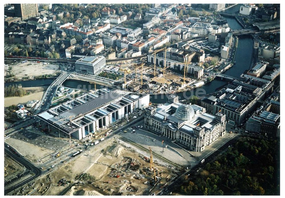 Luftaufnahme Berlin - Tiergarten - Baustellen am Berliner Reichstag auf dem Spreebogen in Berlin - Tiergarten.