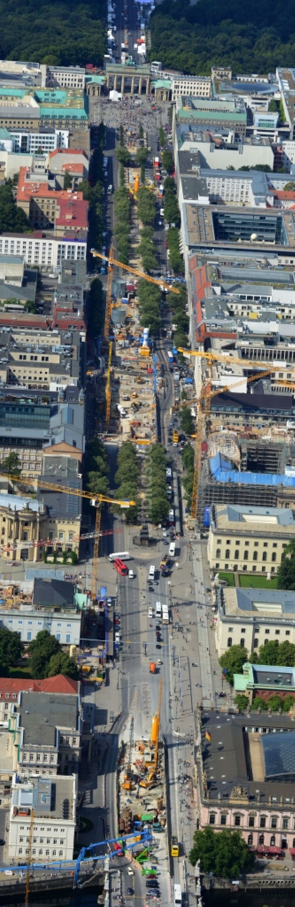 Luftbild Berlin - Baustellen am Boulevard Unter den Linden mit Umbau der Staatsoper Unter den Linden in Berlin Mitte am Bebelplatz