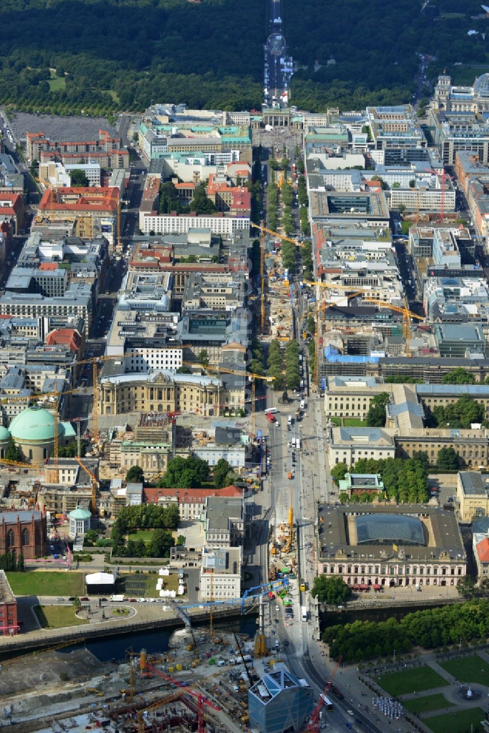 Berlin von oben - Baustellen am Boulevard Unter den Linden mit Umbau der Staatsoper Unter den Linden in Berlin Mitte am Bebelplatz