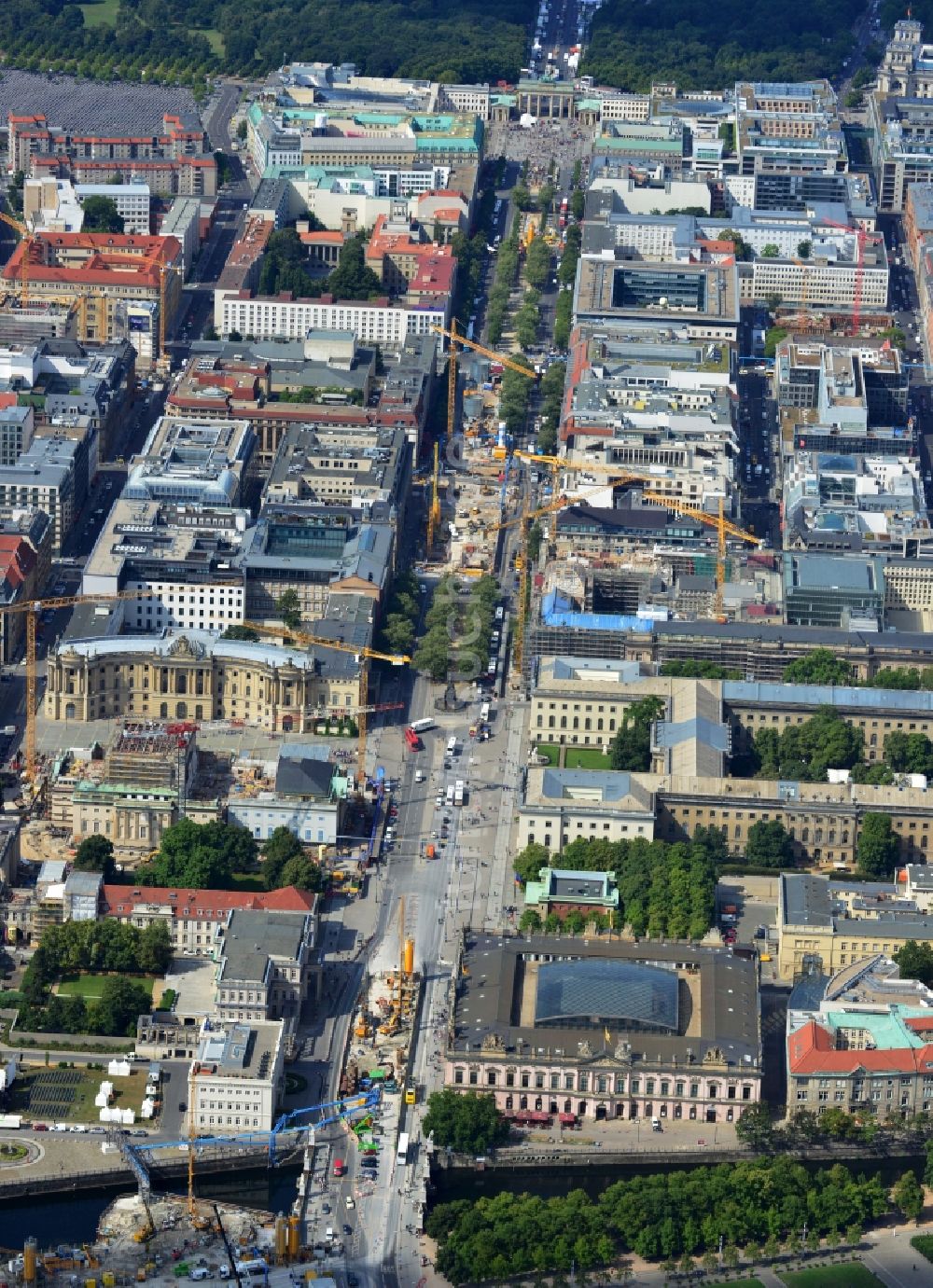 Berlin aus der Vogelperspektive: Baustellen am Boulevard Unter den Linden mit Umbau der Staatsoper Unter den Linden in Berlin Mitte am Bebelplatz