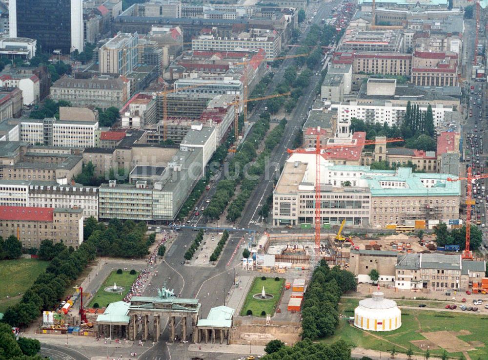 Luftbild Berlin Mitte - Baustellen und Brachflächen am Brandenburger Tor / Pariser Platz Unter den Linden in Berlin