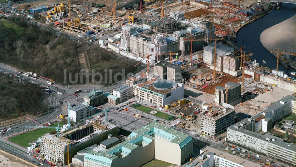 Berlin aus der Vogelperspektive: Baustellen und Brachflächen am Brandenburger Tor / Reichstag in Berlin