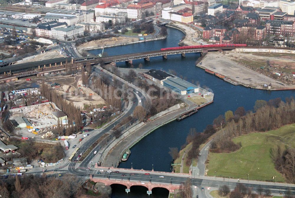 Luftaufnahme Berlin - Baustellen und Brachflächen entlang des Spreeverlaufes an der ehemaligen Berliner Mauer am Humboldt - Hafen in Berlin