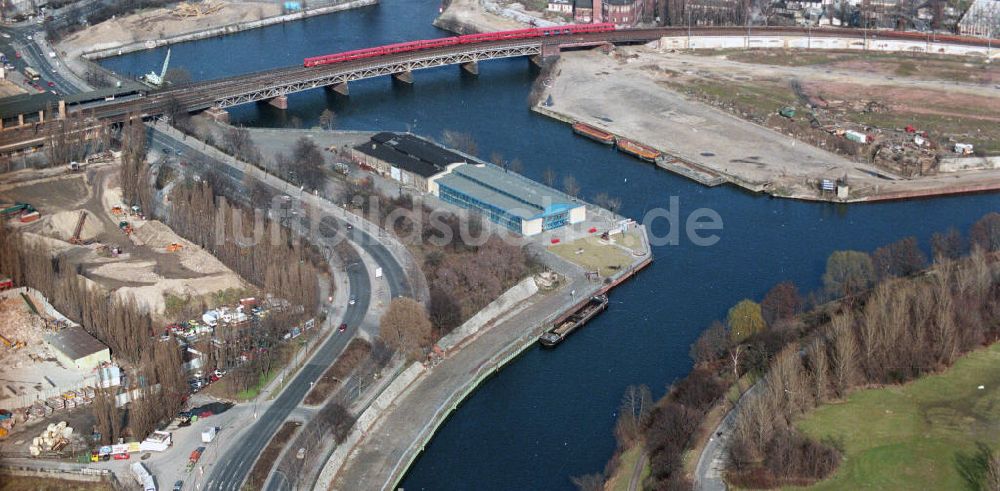 Berlin von oben - Baustellen und Brachflächen entlang des Spreeverlaufes an der ehemaligen Berliner Mauer am Humboldt - Hafen in Berlin