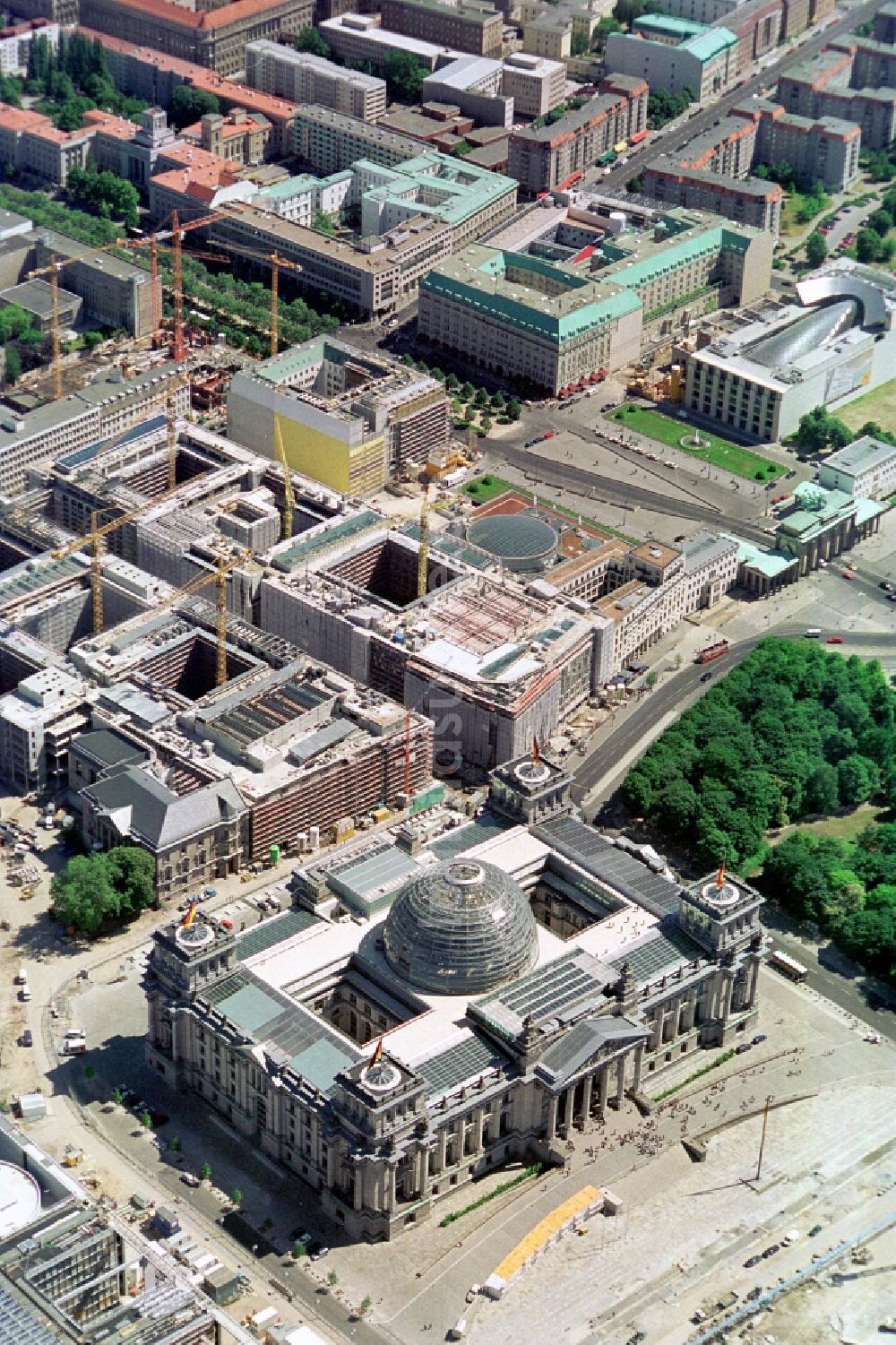 Berlin Mitte aus der Vogelperspektive: Baustellen der Bundesbauten am Marie-Elisabeth-Lüders-Haus im Berliner Regierungsviertel am Reichstag im Bundesland Berlin