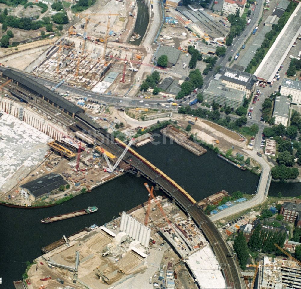 Berlin von oben - Baustellen entlang der Ufer des Spreeverlaufes zur Großbaustelle des Hauptbahnhofs der Deutschen Bahn in Berlin