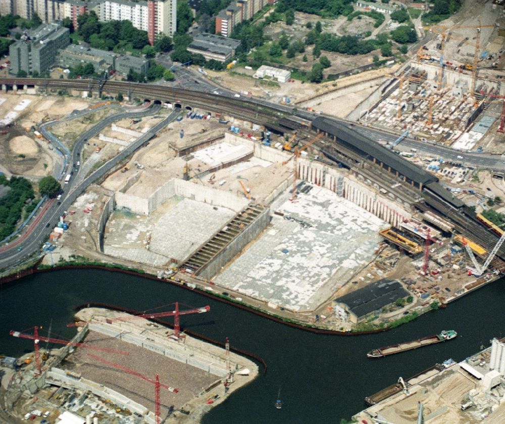 Berlin aus der Vogelperspektive: Baustellen entlang der Ufer des Spreeverlaufes zur Großbaustelle des Hauptbahnhofs der Deutschen Bahn in Berlin