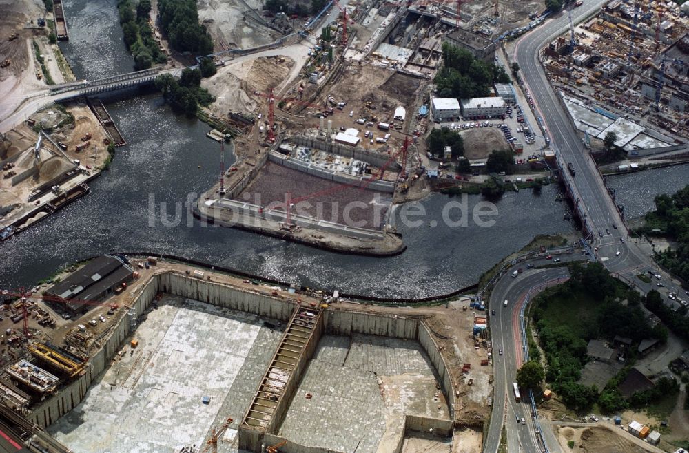 Luftbild Berlin - Baustellen entlang der Ufer des Spreeverlaufes zur Großbaustelle des Hauptbahnhofs der Deutschen Bahn in Berlin