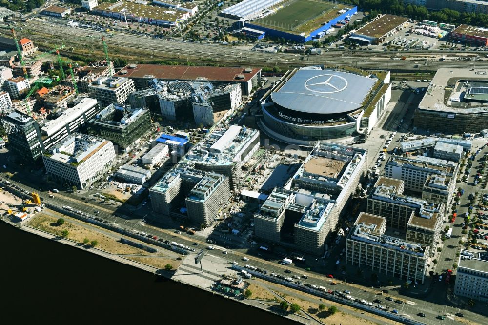 Luftaufnahme Berlin - Baustellen auf dem Entwicklungsgebiet Anschutz- Areal im Ortsteil Bezirk Friedrichshain in Berlin, Deutschland