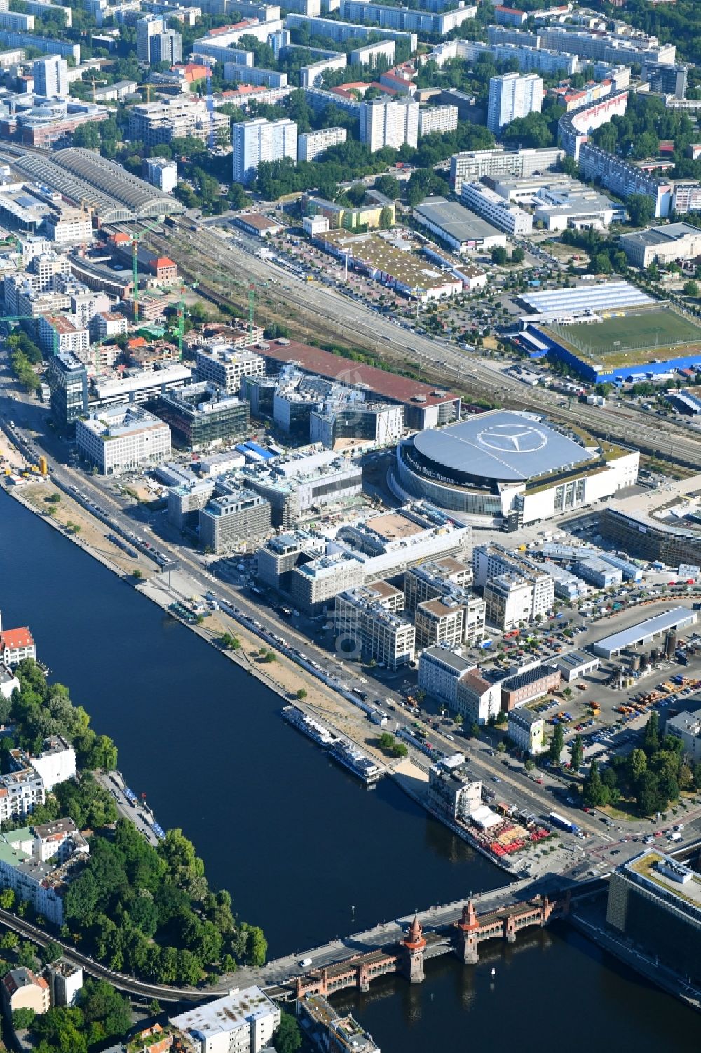 Luftaufnahme Berlin - Baustellen auf dem Entwicklungsgebiet Anschutz- Areal im Ortsteil Bezirk Friedrichshain in Berlin, Deutschland